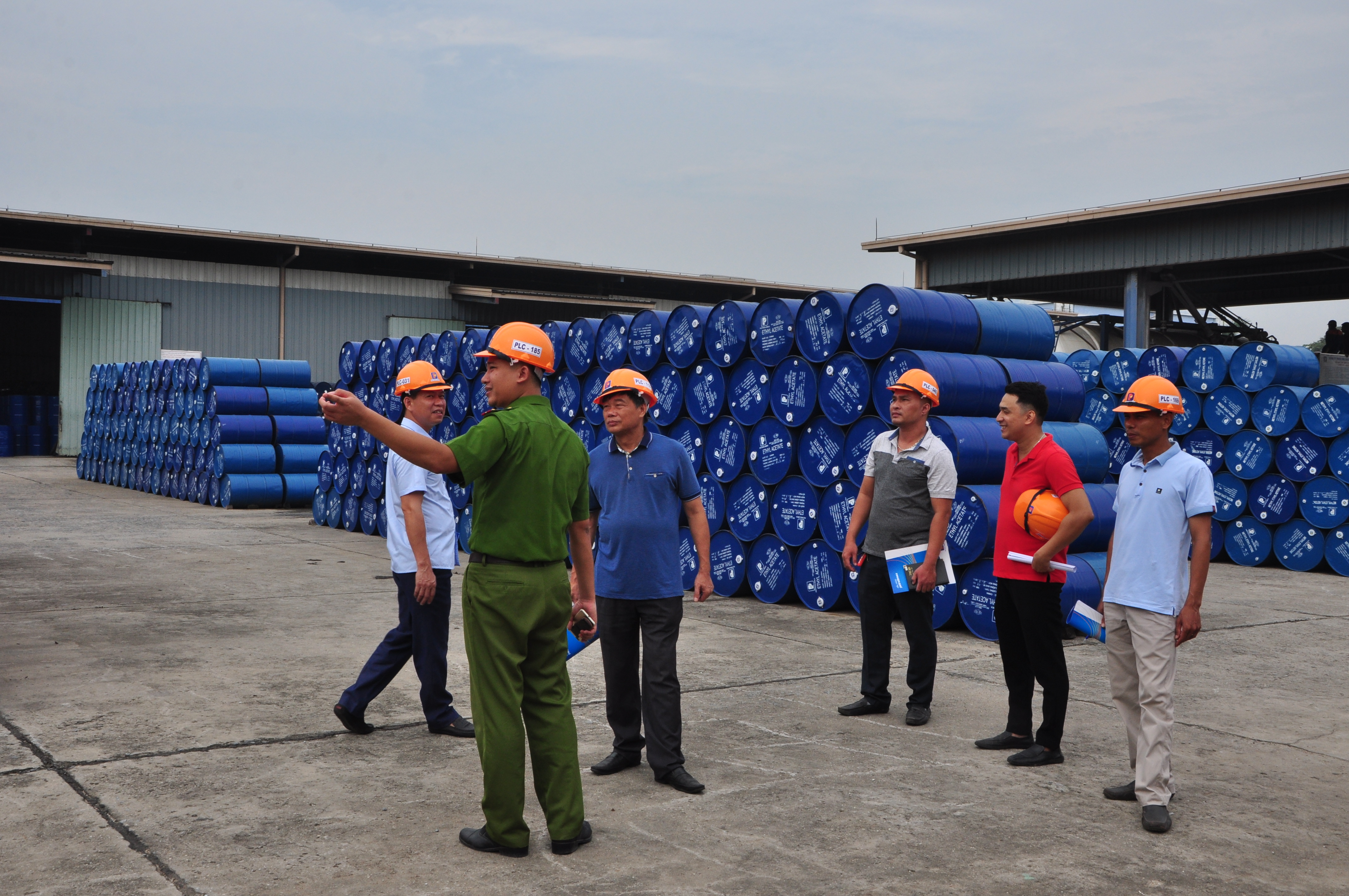 Nguyên nhân khiến điện thoại di động có thể gây cháy nổ ở trạm xăng